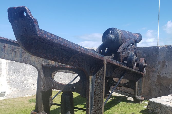 Island City Tour - Rum cake and Bahamian handicrafts