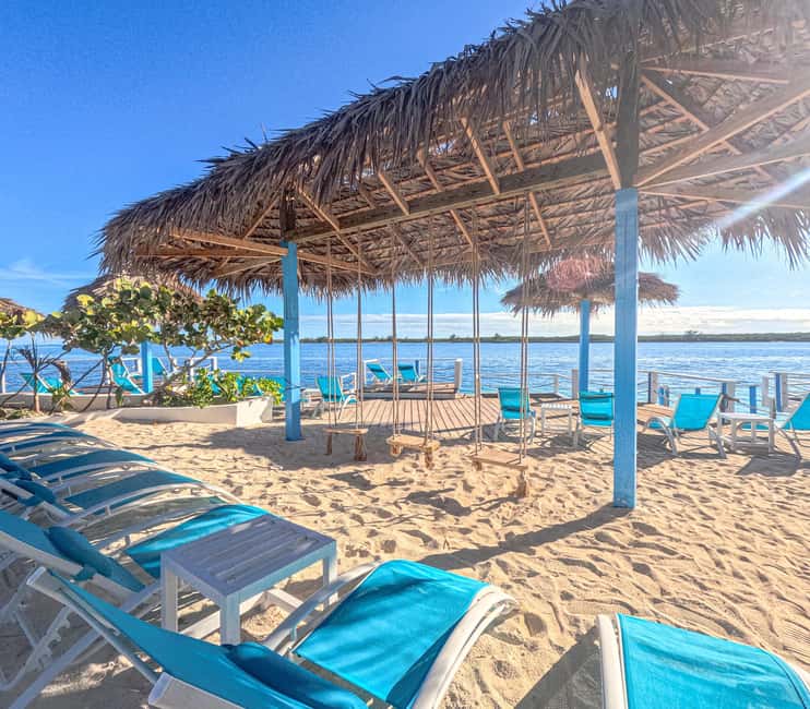 Nassau: Beach Day at SunCay incl. Lunch - Boat Tour - Kayaks, paddle boards, and water toys
