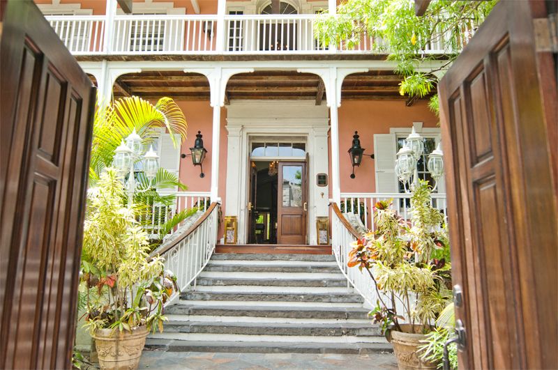 Nassau: Bites and Sites Food and Cultural Walking Tour - The guide makes or breaks the walk