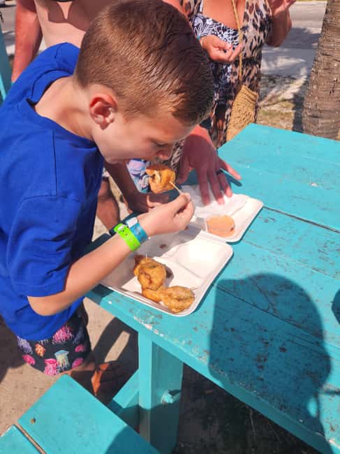 Nassau: Electric Bus Tour with Food & Drink Samples - Nassau in two hours: key points to know