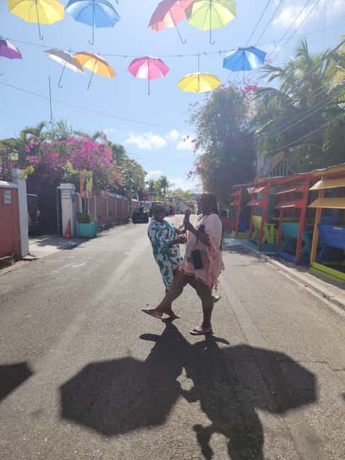 Nassau: Electric Bus Tour with Food & Drink Samples - Queen’s Staircase: a quick look at Nassau’s past