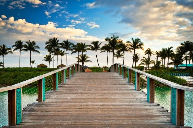 Nassau Island Highlights Sightseeing Tour - Crossing the bridge to Atlantis and Paradise Island