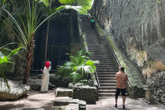 Nassau Private Highlights Sightseeing Tour - Rum cake turns a food stop into a Nassau souvenir break