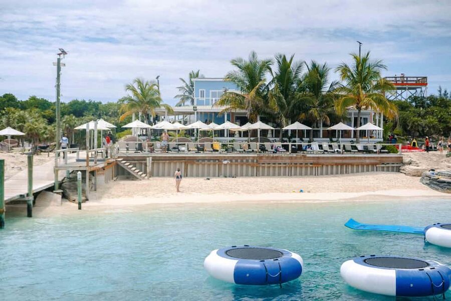 Nassau: Rose Island's Sand Dollar Beach Resort - The swimming pig encounter