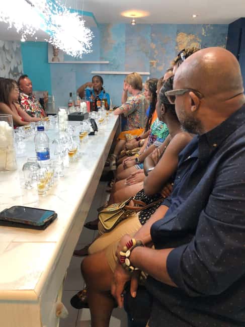 Nassau: Rum Cocktails and Fritter Making Experience - Meeting Your Guide at the Queen Victoria Statue