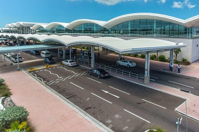 One Way Private Airport Transfer for 4 People or Less - Arriving at Nassau International Airport