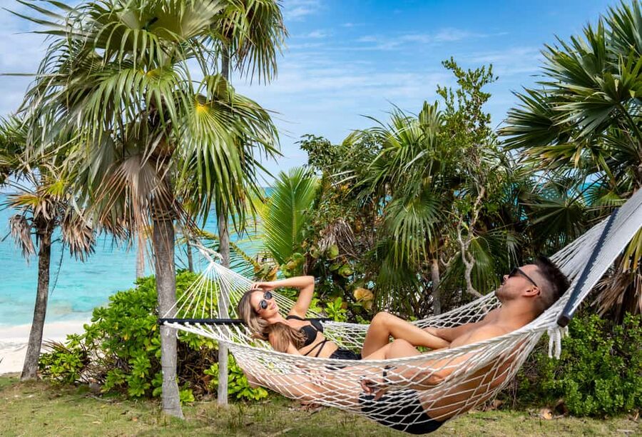 Paradise Island: Rose Island Tour with Swimming Pigs & Lunch - Lunch in the southern pavilion