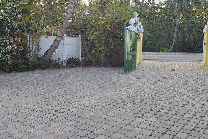 Private Airport Transfers Bahamar, Paradise Isld Airbnbs, Nassau. - How private is private?