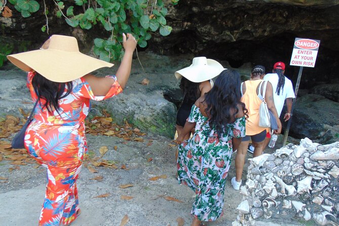 Private Guided Island Tour in Nassau Bahamas -Free Wifi & Drinks - Arawak Cay and the Nassau Fish Fry