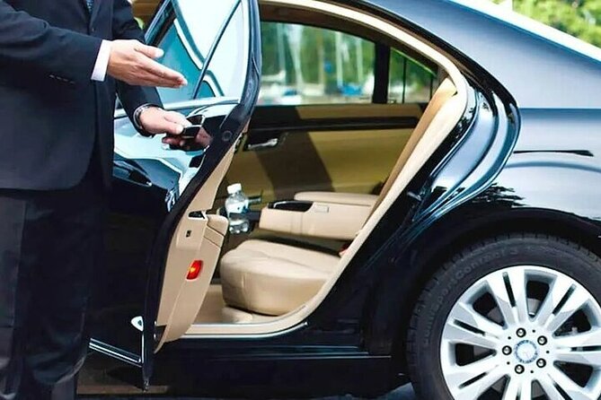 Private One-way Transfer Lynden Pindling Airport To Nassau - Who will get the most from this service