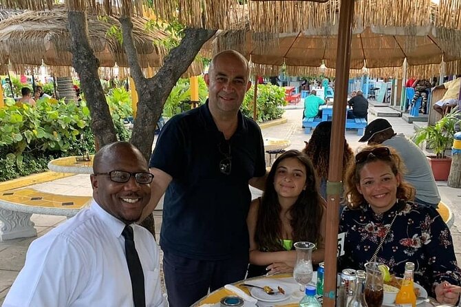 Private Roundtrip Minivan Airport Transfer to Cable Beach - What the drivers add to a basic transfer