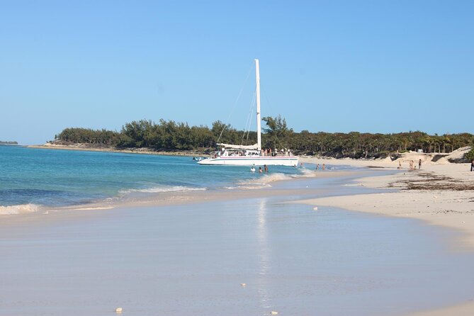 Private speed boat beach and bar hopping visiting Rose island - Leaving Nassau for the Islands
