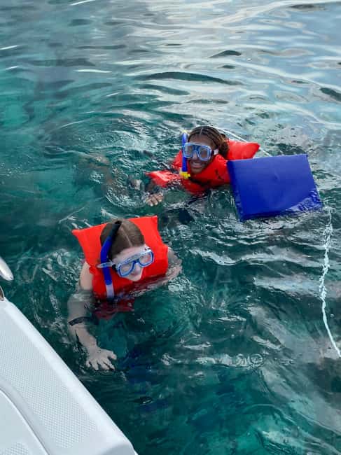 Rose Island: Pig Beach, Snorkeling, Sea Turtles, Beach - Snorkeling over coral and fish