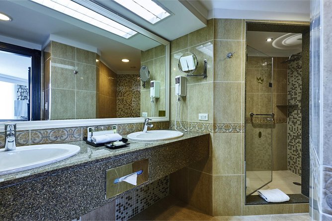 Round trip Airport (LPIA) to Atlantis, Comfort Suites, Warrick, Harbourside, RIU - Why the Private Vehicle Can Be Worth $74