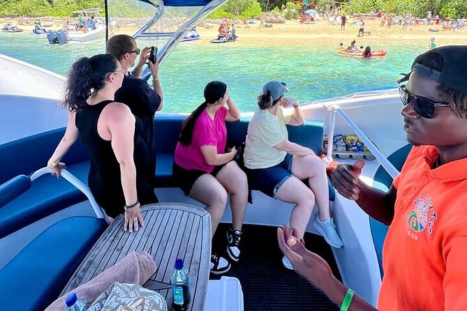 Semi Submersive Glass Bottom Boat Eco Tour in Paradise Island Bahamas - The first minutes: Nassau Harbor from the water